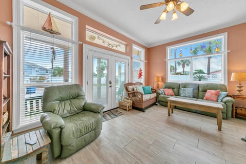 Blue Turtle Beach House by Emerald Coast Retreats House in Sunnyside