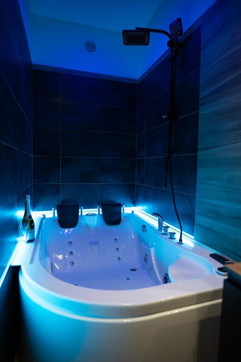 Hot Tub, Bathroom