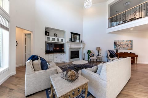 TV and multimedia, Kitchen or kitchenette, Seating area