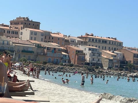 Appartement à 2 mn a pied de la plage L'Ile Rousse Corse Apartment in L'Île-Rousse