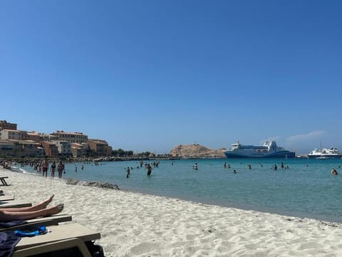 Appartement à 2 mn a pied de la plage L'Ile Rousse Corse Apartment in L'Île-Rousse