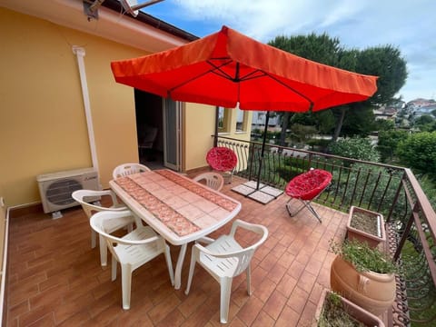 View (from property/room), Balcony/Terrace, Dining area