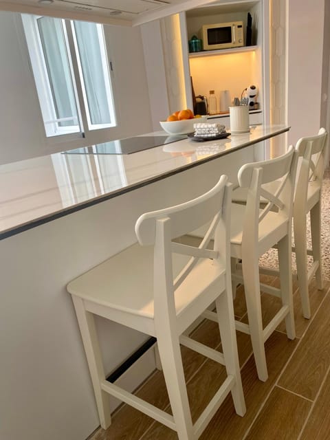 Kitchen or kitchenette, Dining area, Breakfast, microwave, stove, toaster