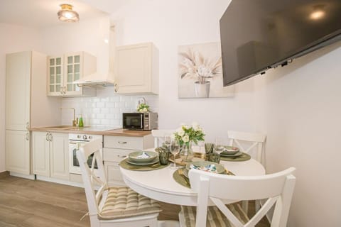 TV and multimedia, Kitchen or kitchenette, Dining area, oven, stove