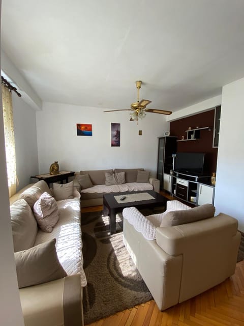 Communal lounge/ TV room, TV and multimedia, Living room, Seating area, Evening entertainment