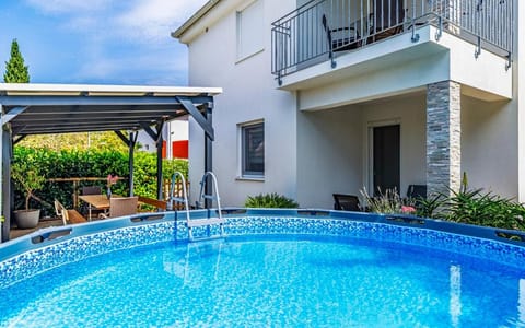 Property building, Day, Garden, Garden view, Swimming pool