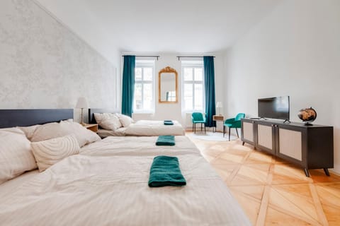 Bed, TV and multimedia, Living room