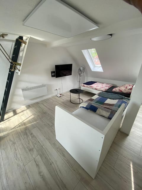 Bed, TV and multimedia, Living room, Bedroom