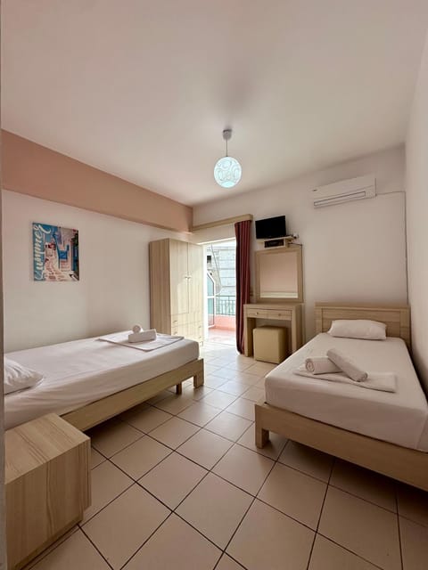 Bed, TV and multimedia, Photo of the whole room, Bedroom, towels, air conditioner