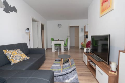 Communal lounge/ TV room, TV and multimedia, Living room, Seating area