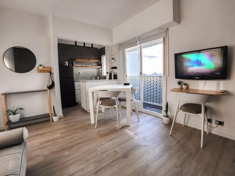 TV and multimedia, Coffee/tea facilities, Kitchen or kitchenette, Living room, Lobby or reception, Seating area, Dining area, stove, kitchen
