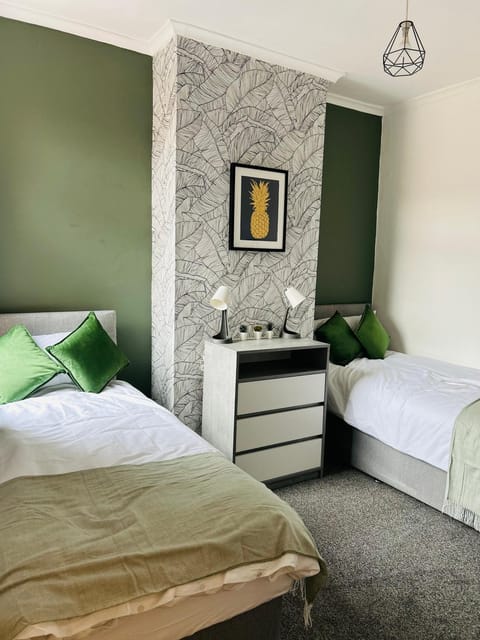 Superbly located terraced house House in Salford