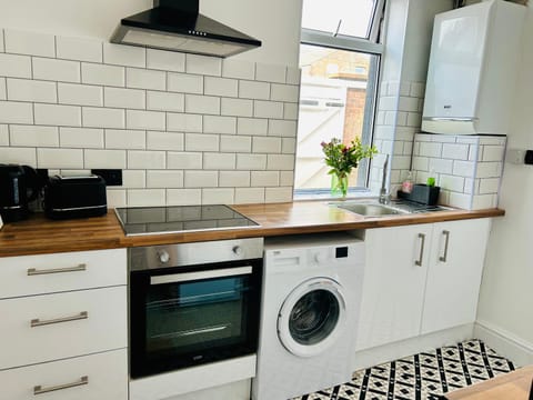 Superbly located terraced house House in Salford