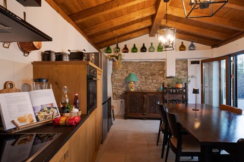 Food and drinks, Seating area, Dining area, Food, Garden view, Garden view, Drinks, internet, oven, stove, stove, kitchen
