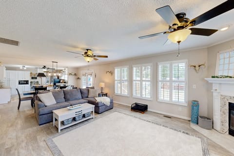 Renovated Retreat with Private Pool and Hot Tub House in Lake Marion