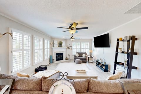 Renovated Retreat with Private Pool and Hot Tub House in Lake Marion