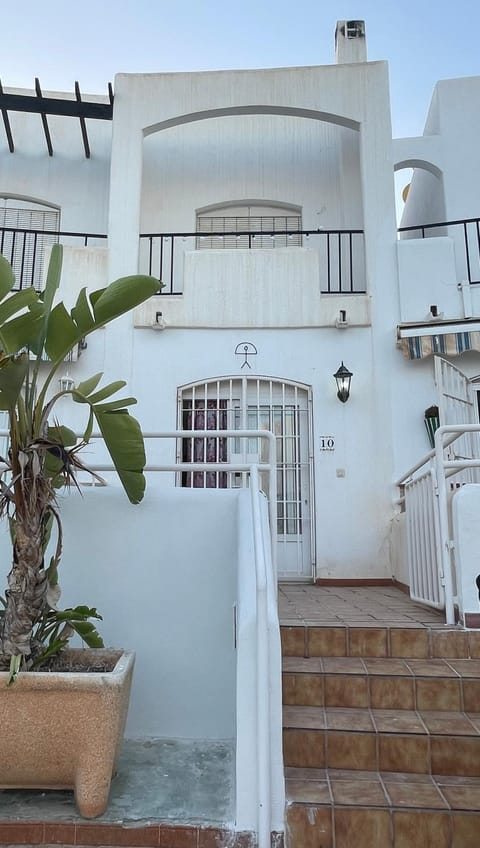 Property building, Facade/entrance, Balcony/Terrace, pet friendly