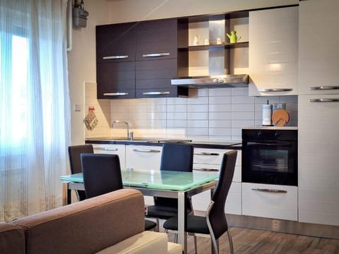 Kitchen or kitchenette, Dining area, dishwasher, oven, stove