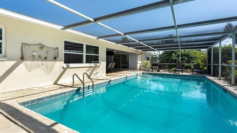 Swimming pool, sunbed