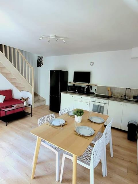 Kitchen or kitchenette, Dining area, stove