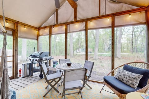 Livywood Cottage House in Michigan