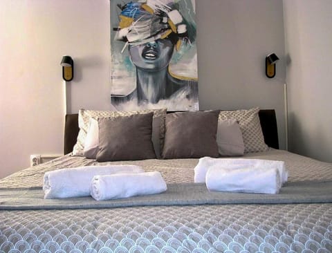 Bed, Photo of the whole room, Bedroom, towels