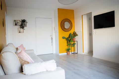 Communal lounge/ TV room, TV and multimedia, Living room, Seating area, Evening entertainment