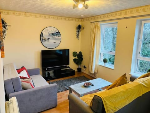 Communal lounge/ TV room, TV and multimedia, Living room, Seating area, Evening entertainment