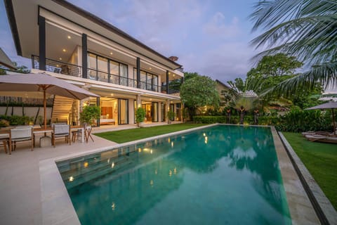 Property building, Patio, Day, Garden, Garden view, Pool view, Swimming pool, sunbed