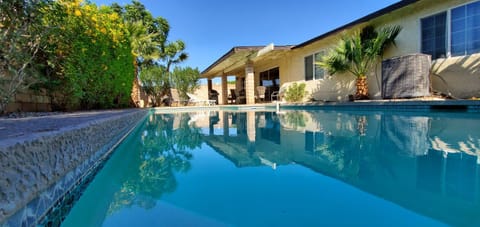 Property building, Day, Pool view, Swimming pool