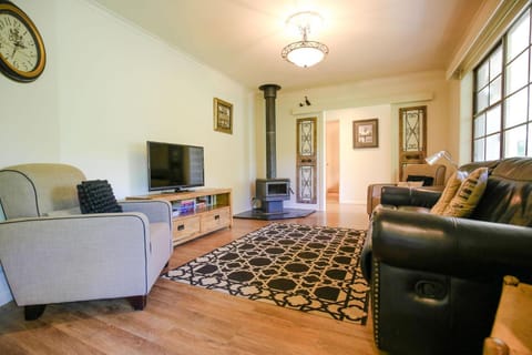 TV and multimedia, Living room, Seating area, fireplace