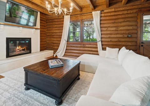 Communal lounge/ TV room, TV and multimedia, Living room, Seating area, Evening entertainment