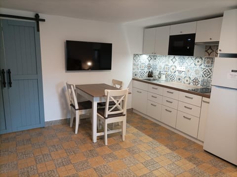 TV and multimedia, Kitchen or kitchenette, Dining area, stove