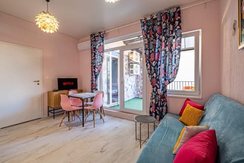 TV and multimedia, Seating area, Dining area, air conditioner