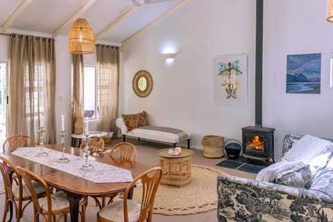 Living room, Seating area, Dining area, fireplace