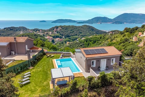 Property building, Natural landscape, Bird's eye view, Pool view, Sea view, Swimming pool, sunbed