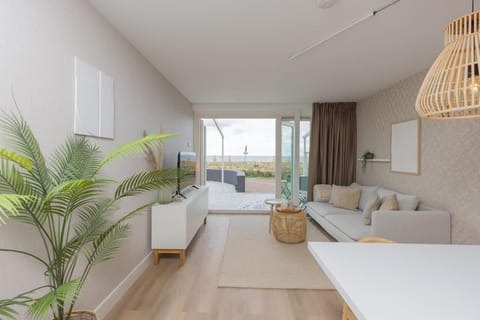 Haya Sieview - 'The Beach' Apartment in The Hague