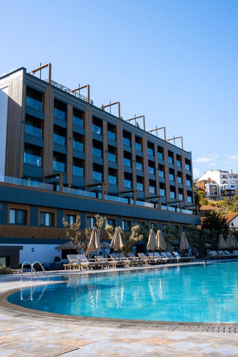 Property building, Day, Swimming pool, sunbed