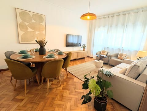 TV and multimedia, Living room, Seating area, Dining area, Evening entertainment