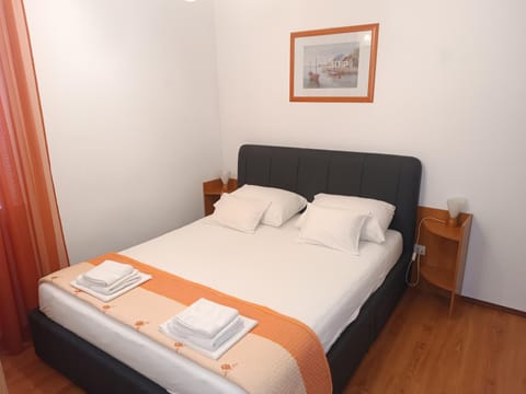 Bed, Bedroom, towels