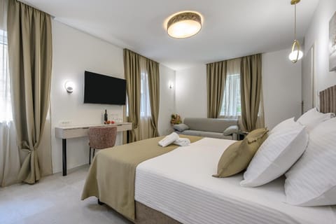Bed, TV and multimedia, Photo of the whole room, Seating area, Bedroom