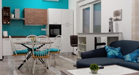Kitchen or kitchenette, Living room, minibar