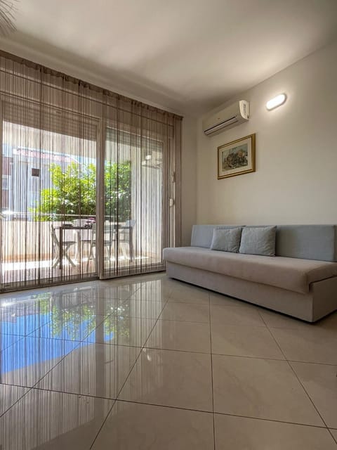 Living room, Seating area, air conditioner