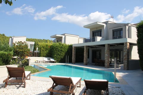 Property building, Day, Pool view, Swimming pool