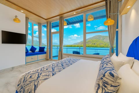 Bed, Natural landscape, TV and multimedia, View (from property/room), Photo of the whole room, Bedroom, Lake view, Mountain view, River view
