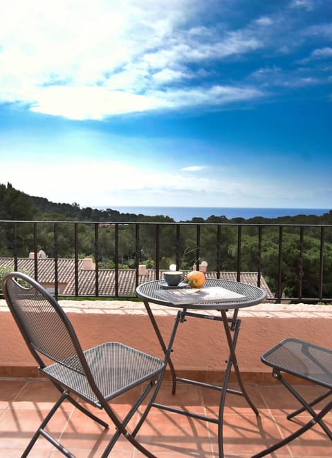 Appartement avec piscine cozy spacieux, climatise, vue mer! Plages et centre 15 mns! Apartment in Cavalaire-sur-Mer