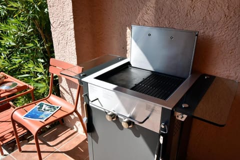 Appartement avec piscine cozy spacieux, climatise, vue mer! Plages et centre 15 mns! Apartment in Cavalaire-sur-Mer