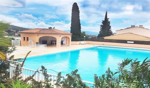 Appartement avec piscine cozy spacieux, climatise, vue mer! Plages et centre 15 mns! Apartment in Cavalaire-sur-Mer