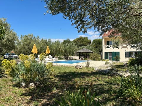 Property building, Garden, Swimming pool