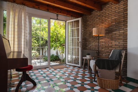 Patio, Day, Garden, Living room